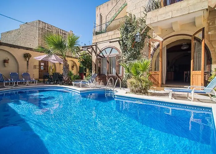 4 Bedroom Farmhouse With Large Private Pool